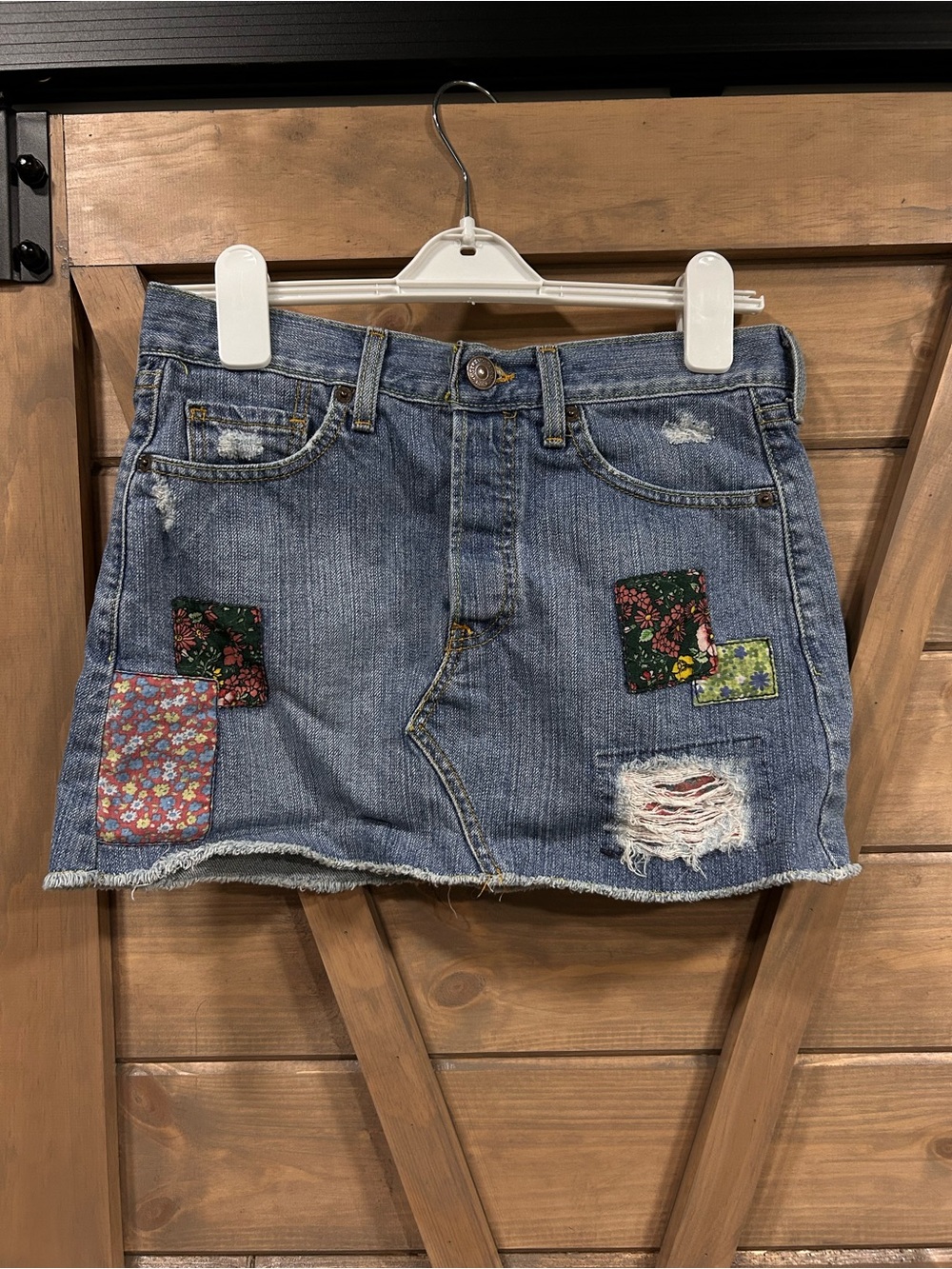 TRUE VINTAGE Y2K Levi’s 518 Blue Denim Mini Skirt with Floral Patchwork